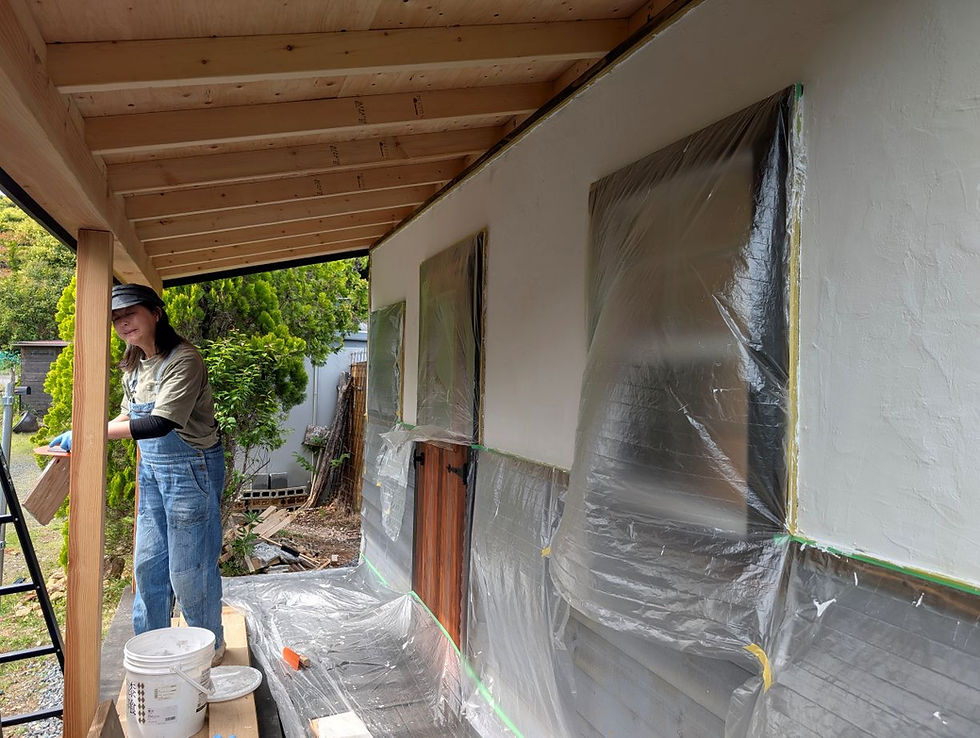 小屋作り29日目(4月27日)小屋正面・漆喰本塗り