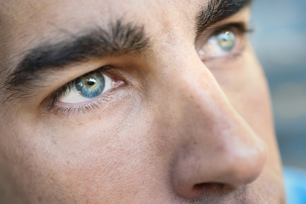 Primer plano de los ojos azules de un hombre