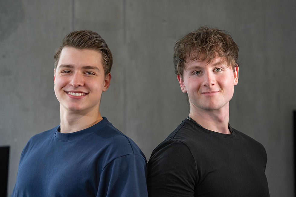 Teamfoto von key2stay: Noah und Dionys bei der Arbeit in der Kurzzeitvermietung