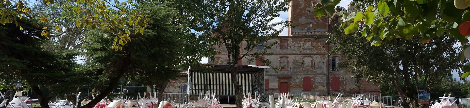 Chaises disposées devant un bâtiment, arbres