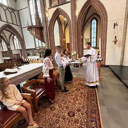 Wat een feestelijke maand was augustus voor onze parochiegemeenschap! Drie keer mochten we samen stilstaan bij een bijzonder en vreugdevol moment: de viering van het doopsel. Het is altijd een geschenk om een kind te zien binnengaan in de geloofsgemeenschap, gedragen door de liefde van ouders, familie en vrienden, en omringd door de zegen van God. Op zaterdag 16 augustus werd Luna Vovk gedoopt, op vrijdag 29 augustus volgde Alex Mroczkowski, en op zondag 31 augustus mocht ook Daan Luuk Johannes Moret dit mooie sacrament ontvangen. Voor elk van hen was het een unieke dag, waarin niet alleen de ouders en peetouders, maar ook de hele gemeenschap werd geraakt door de vreugde van nieuw leven dat onder Gods belofte wordt geplaatst. Het doopsel is en blijft een prachtig begin: een uitnodiging om te groeien in geloof, om steeds opnieuw de weg van liefde en hoop te ontdekken, en om zich gedragen te weten door de warmte van de Kerk. Als parochie willen wij Luna, Alex en Daan met open armen welkom heten. We wensen hen, en ook hun gezinnen, een weg vol licht en vreugde toe. Mogen zij altijd mensen ontmoeten die hen begeleiden, inspireren en bemoedigen, zodat zij zich geborgen weten in ons midden. Laten we hen meenemen in ons gebed en hen telkens weer laten ervaren dat zij er helemaal bij horen in onze parochie.