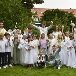 Op zondag 25 mei was het feest in onze parochie: maar liefst 20 kinderen hebben die dag hun Eerste Heilige Communie ontvangen. In een prachtig verzorgde viering, met een volle kerk en aanwezigen van alle leeftijden, mochten de kinderen Jezus voor het eerst ontvangen in de eucharistie – een bijzonder moment van geloof, verbondenheid en vreugde. De muzikale omlijsting werd op indrukwekkende wijze verzorgd door het jongekoor Shoof  uit Wervershoof. Hun vrolijke en inspirerende zang gaf de viering extra glans en zorgde voor een warme, feestelijke sfeer. Een bijzonder woord van dank aan de werkgroep Eerste Communie, die met veel inzet en toewijding de voorbereiding en de viering mogelijk heeft gemaakt. Ook alle vrijwilligers en betrokkenen: heel hartelijk dank! Van harte feliciteren wij de communicanten en hun gezinnen met deze bijzondere stap in hun geloofsweg. We hopen dat deze dag een blijvende herinnering mag zijn en dat zij zich altijd welkom blijven voelen in onze geloofsgemeenschap.