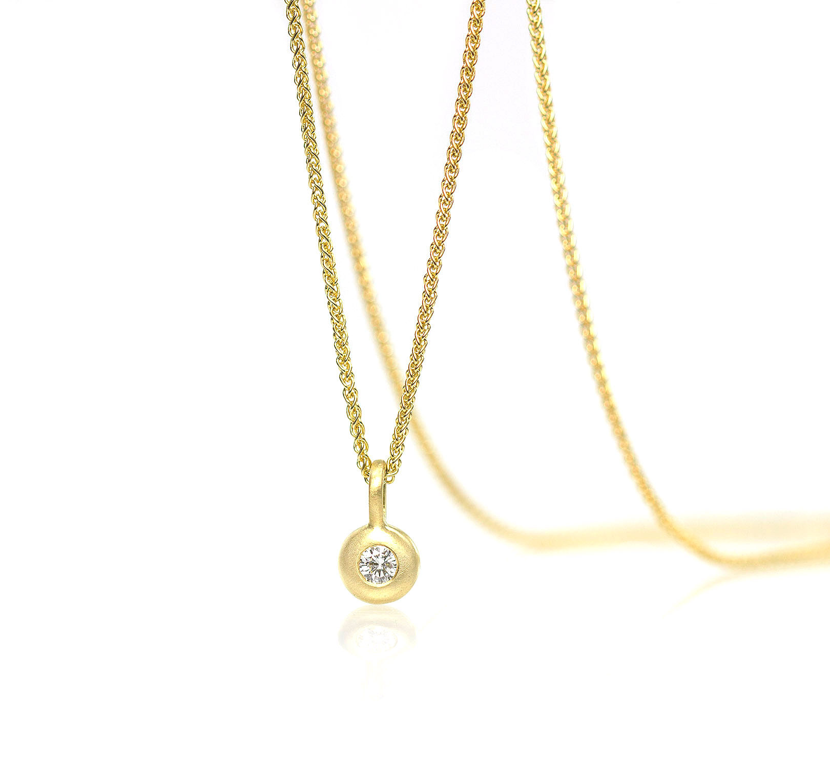 round solitaire diamond pebble pendant in 18kt