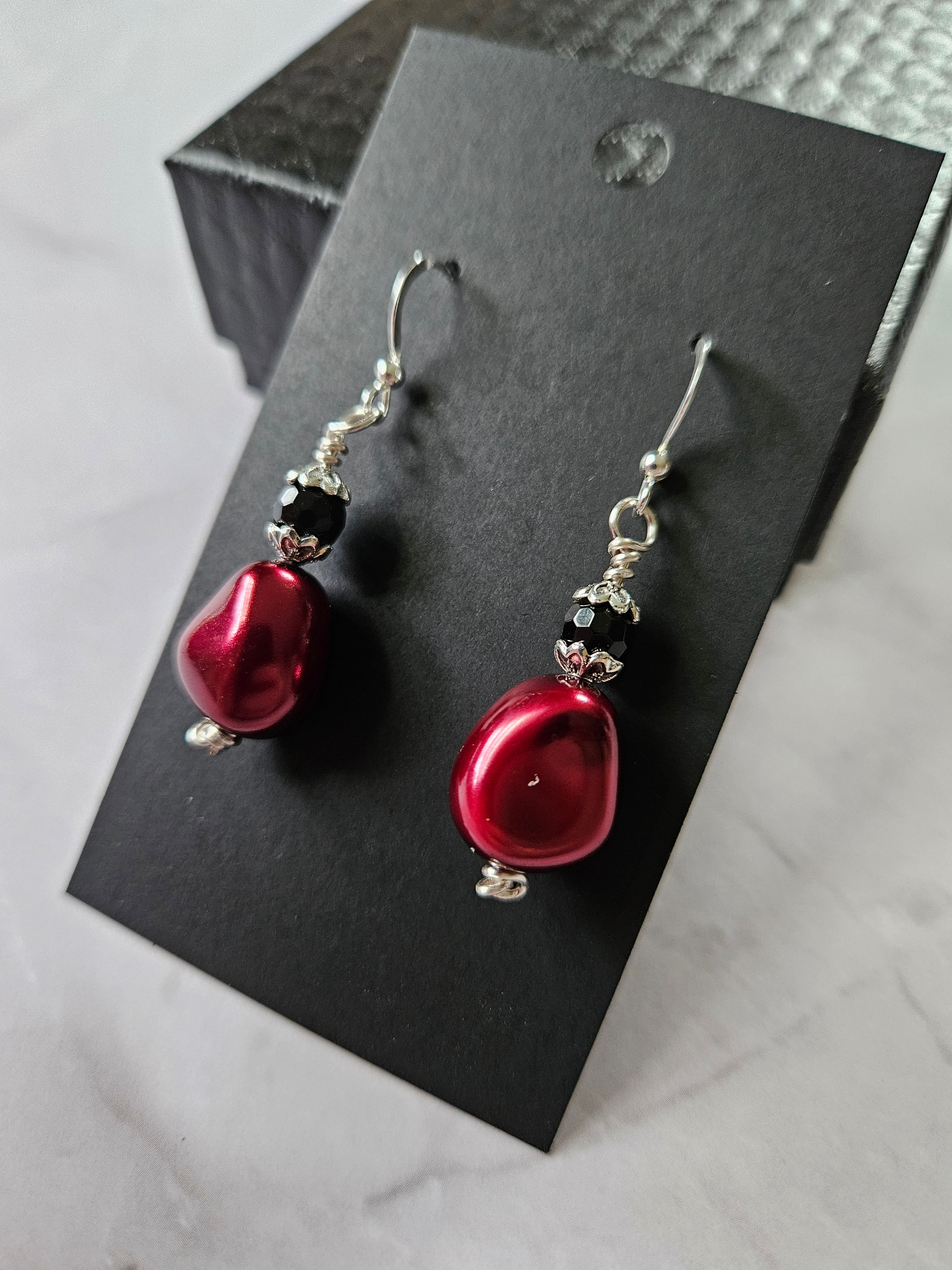 Earrings with maroon Baroque pearls and onyx