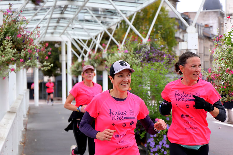 passerelle fleurie 3 femmes.JPG
