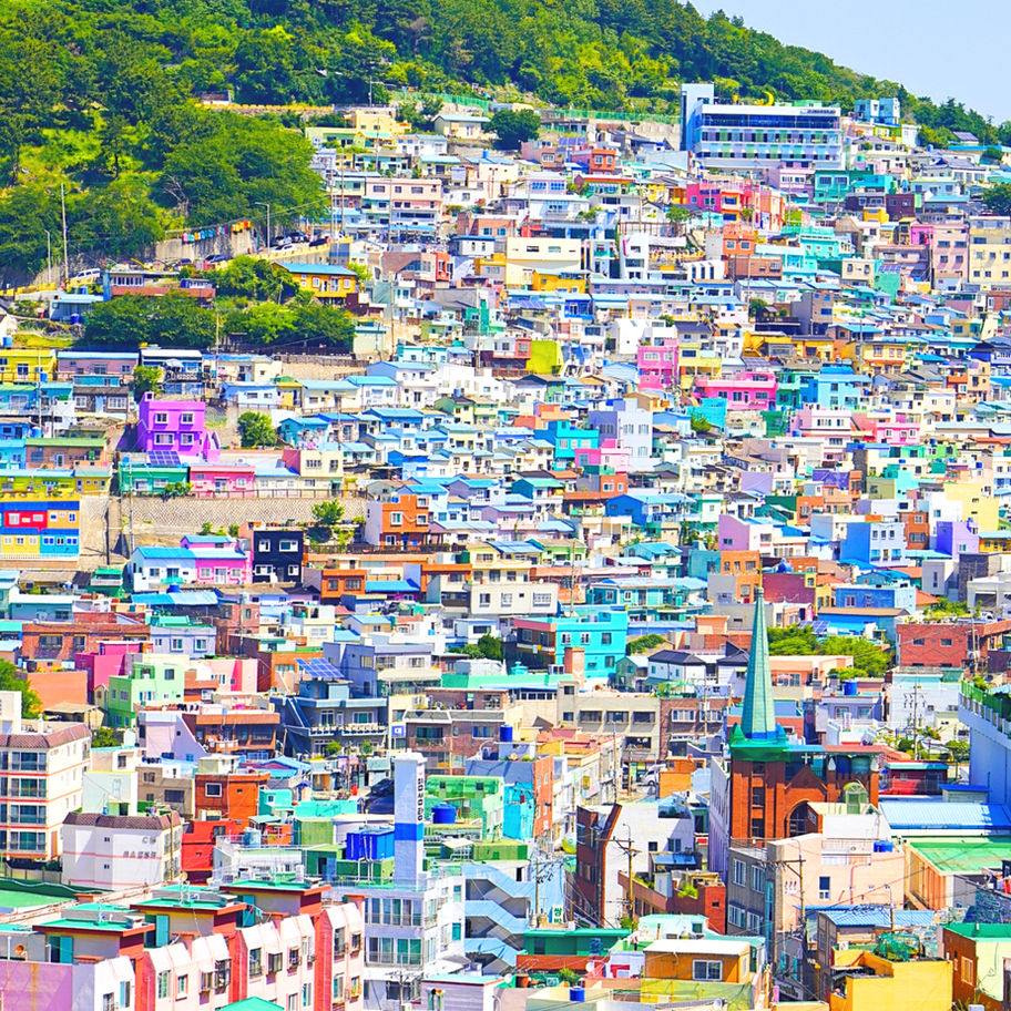 Культурная деревня Камчхон Пусан, разноцветные дома, арт-объекты, вид с горы.