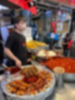 Тарелка с корейскими мантами (кимчи) и закусками в ресторане Мёндон.