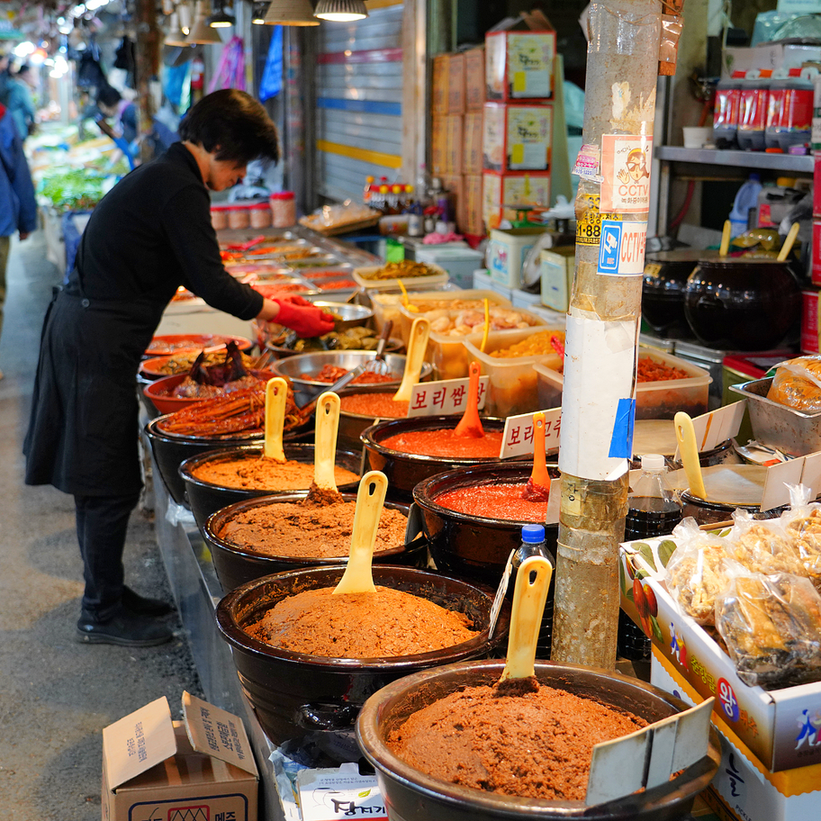 Устали от толп? Чтобы увидеть интересные маршруты, вам нужен гид в Сеуле.