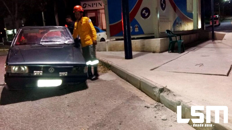 RJ-106: Veículo bate no módulo do PROEIS em Inoã. (Foto:: Romário Barros/LSM)
