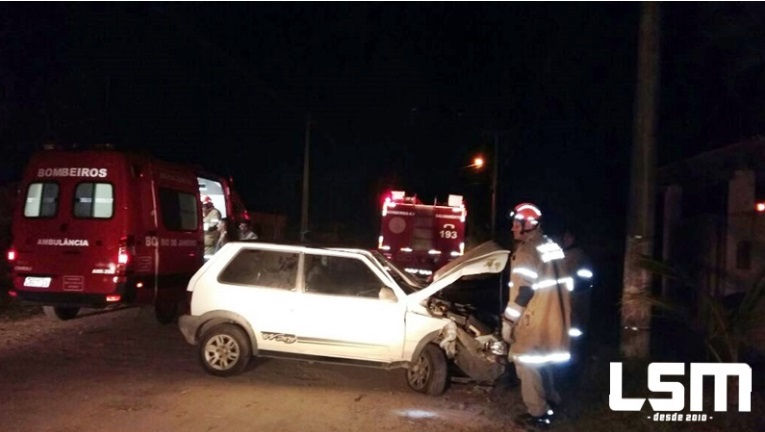 Carro bate em posta em Inoã.