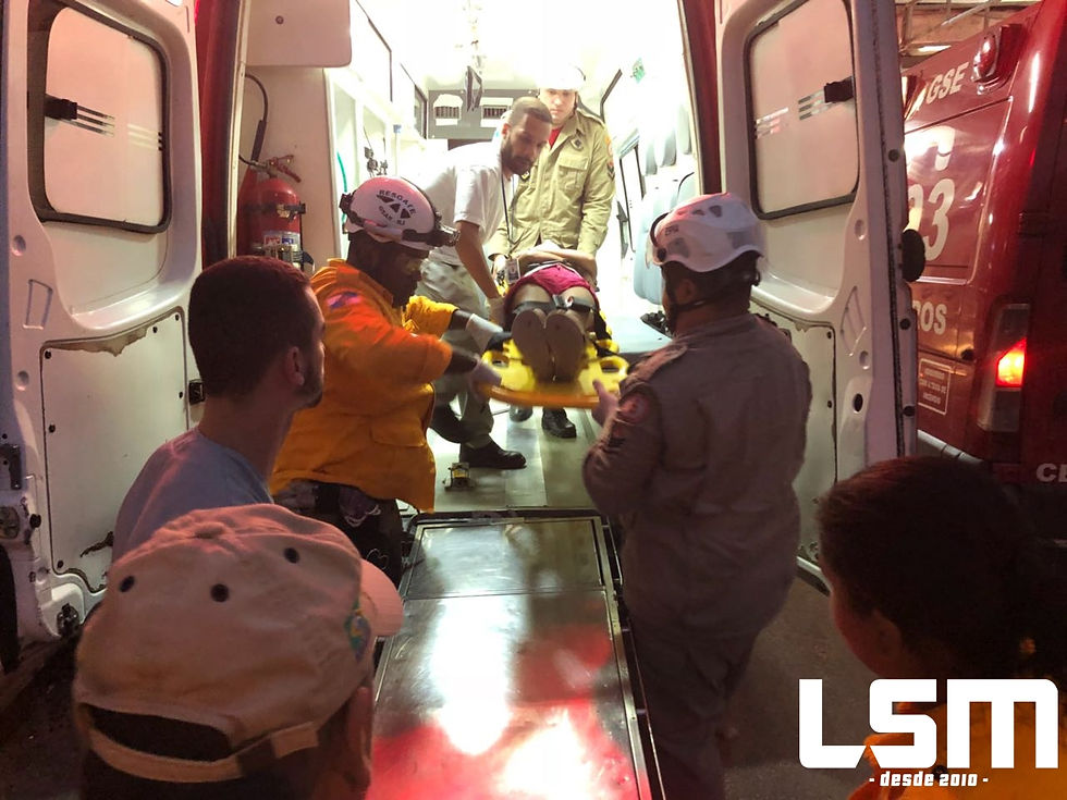 Colisão frontal deixa 5 pessoas feridas (Fotos:: Romário Barros/LSM)
