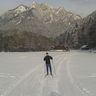 VIDEO Bežkárska sezóna s nádielkou snehu ožila. Turistov lákajú výhľady aj nové trasy