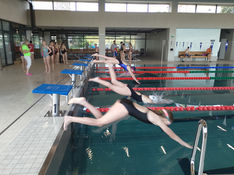 VIDEO Mladí plavci si zmerali sily na okresnej súťaži