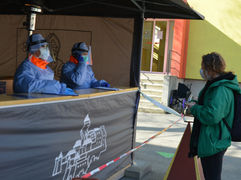 Už štvrtý týždeň klesajú počty novonakazených