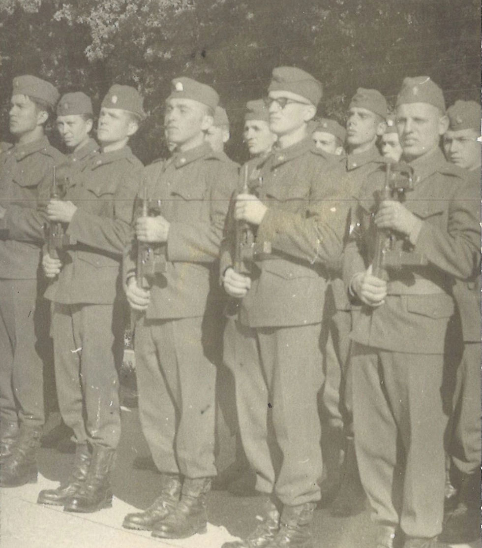 Vojenská príprava na fakulte. Autor príspevku - druhý zľava,