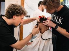 Strihanie vlasov ich spojilo pre dobrú vec: Barberi pomohli detskému domovu