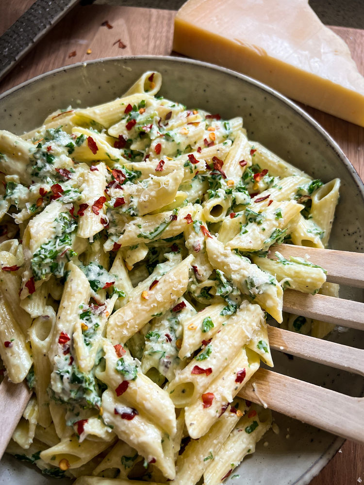 CREAMY LEMON & GARLIC KALE PASTA