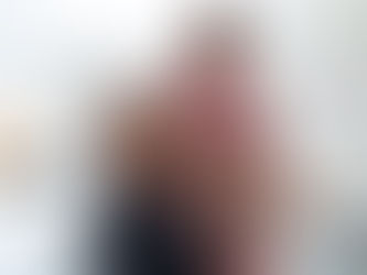 Imagem de uma senhora fazendo exercícios com a fisioterapeuta ao lado