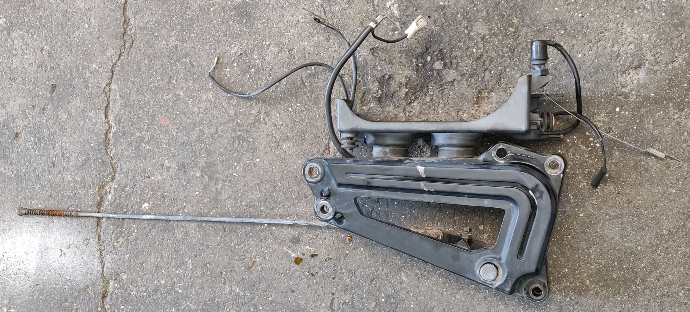 Fussrasterhalteplatte/Batteriehalterung/Bremslichtschalter Yamaha XV1000SE M. S.