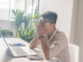 他不是單純想贏，而是需要透過「比你更好」來維持自我價值感！