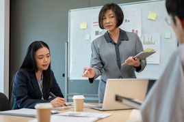 職場專家蔡侑霖：顧問為何最怕傳統產業？不是不專業，而是從一開始就不打算付出改變的代價！這不是一場要合作的會議，而是一場想「先拿答案」的會議