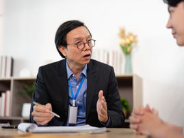 「我其實已經不想做了，但年終快到了，先撐一下好不好？」當代職場專家蔡侑霖：別忘了，你的沉默成本值多少？為了拿年終你未必是最大贏家！