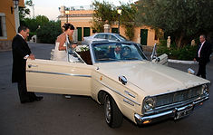coches clasicos para bodas y eventos, novia llega a su boda con el dodge