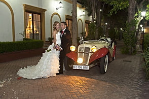 coches clasicos para bodas y eventos, recien casados en su coche de bodas Valencia