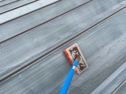 葛尾村:屋根塗装 【折半屋根 下塗り状況】