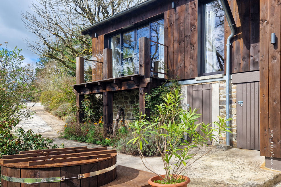 Vue extérieure du chalet (détail balcon et bain nordique) depuis la terrasse.