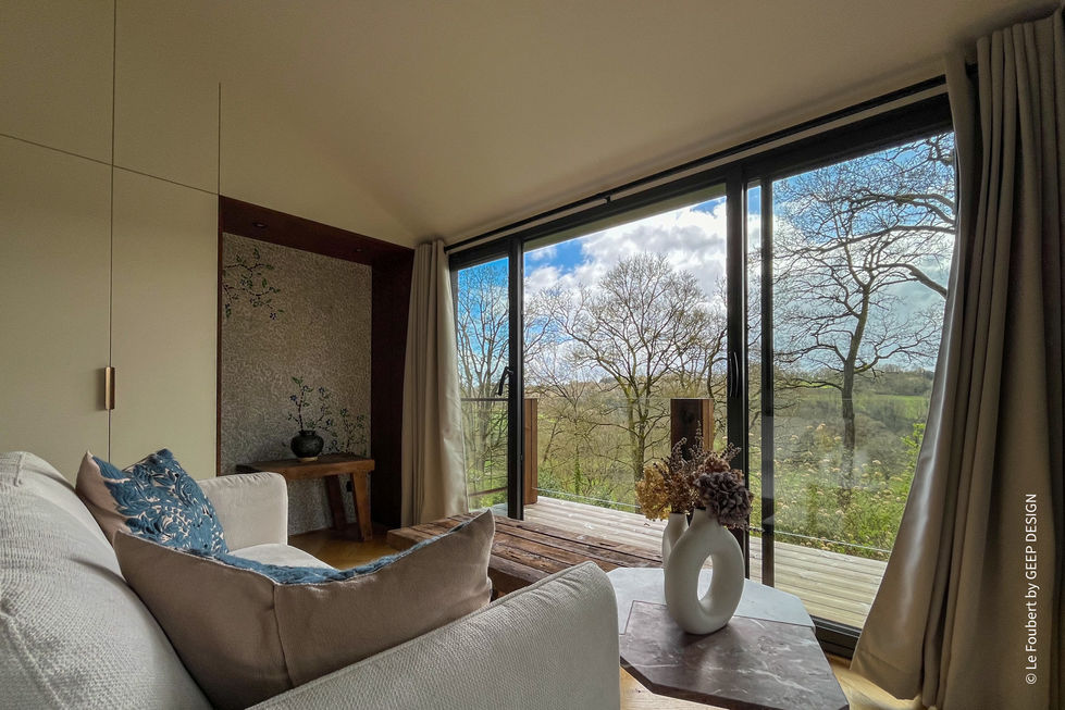 Vue du salon et balcon depuis le niche coté tv (détail canapé, table gigogne et table basse).