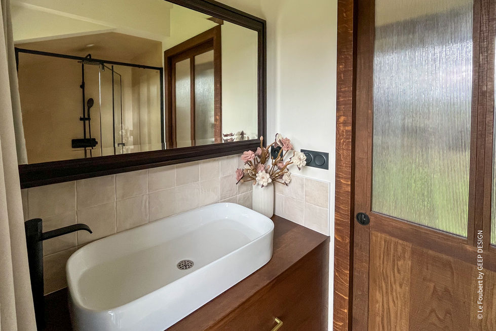 Vue du sale de bain depuis l'entrée de la douche.