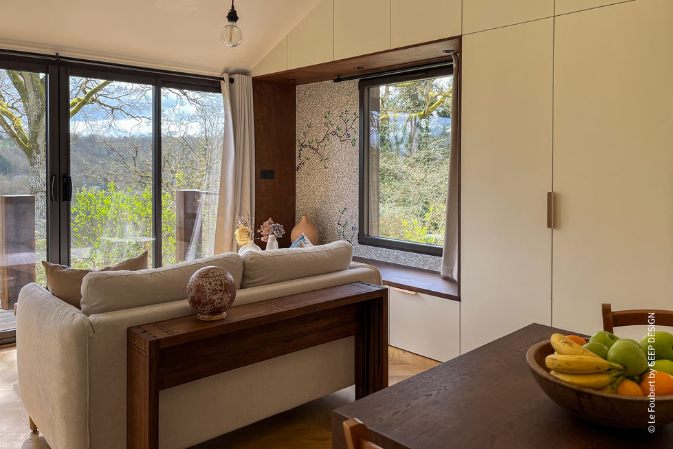 Vue du salon et table à manger depuis le coin de la cuisine.