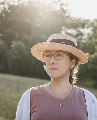 Photo d'une jeune femme dans les champs