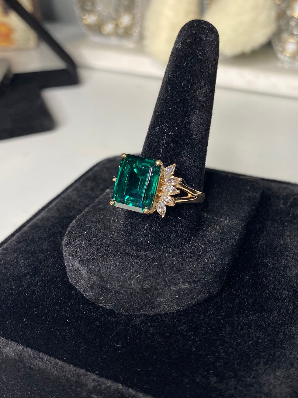 Vintage 14kt Yellow Gold stimulated Emerald Ring