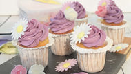 Cupcakes met paarse Ube botercrème met bloempapje