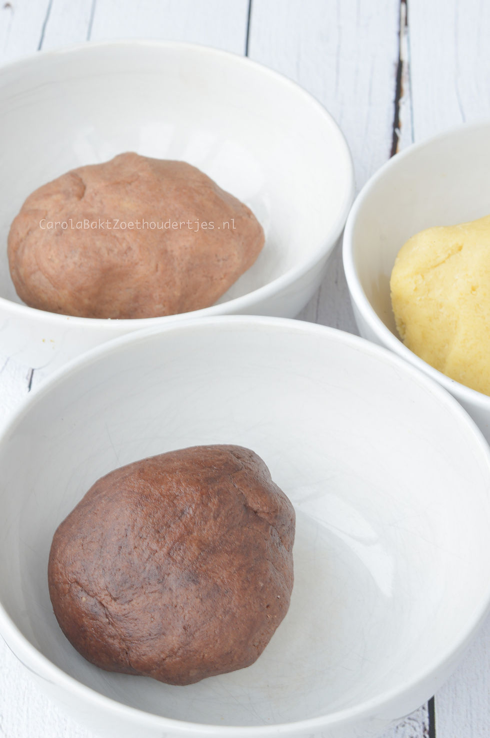 Kleur het koekjesdeeg met natuurlijke kleurstoffen als cacaopoeder en noritpoeder