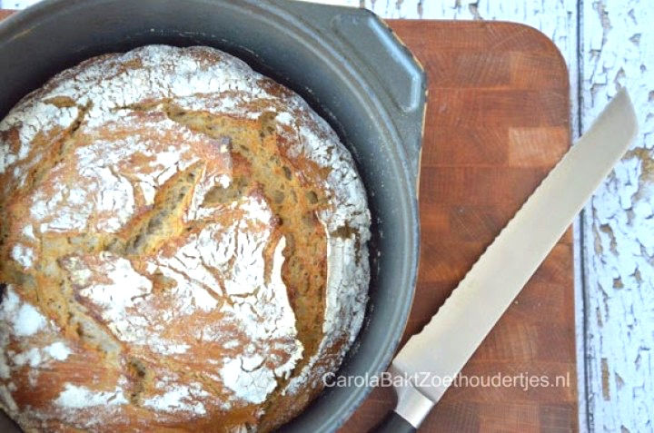 No knead bread gebakken in gietijzeren pan