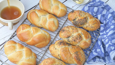 Kleine gevlochten broodjes