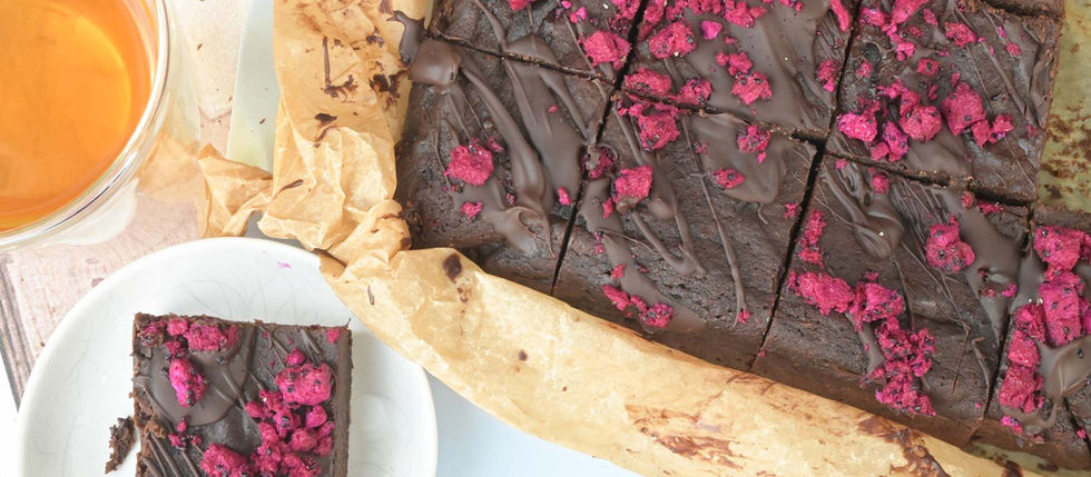 Met dit koolhydraatarme brownies recept bak je heel gemakkelijk een flinke portie gezondere brownies met amandelmeel vol chocolade.