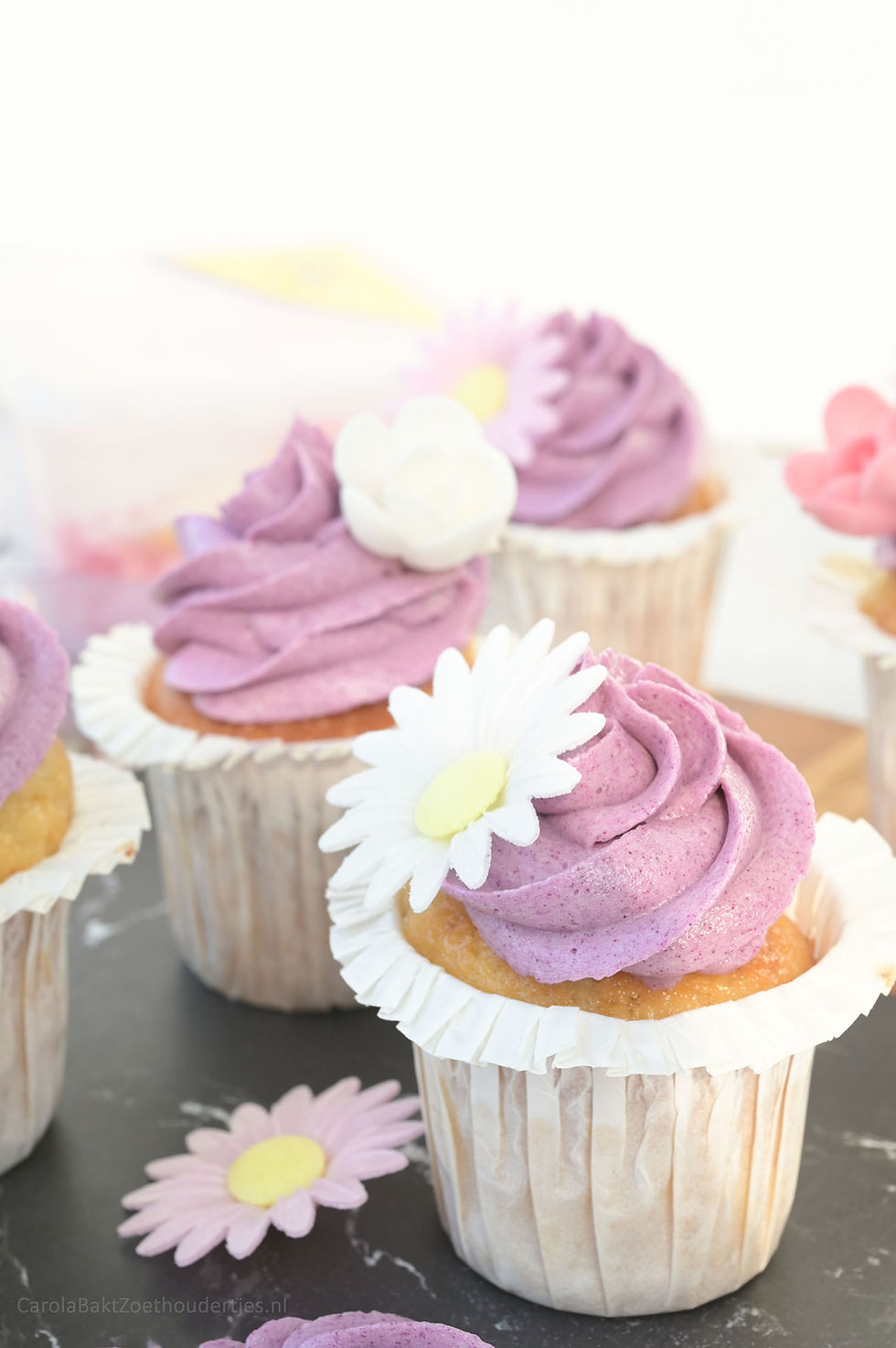 Cupcakes met paarse ube botercrème met bloempapje