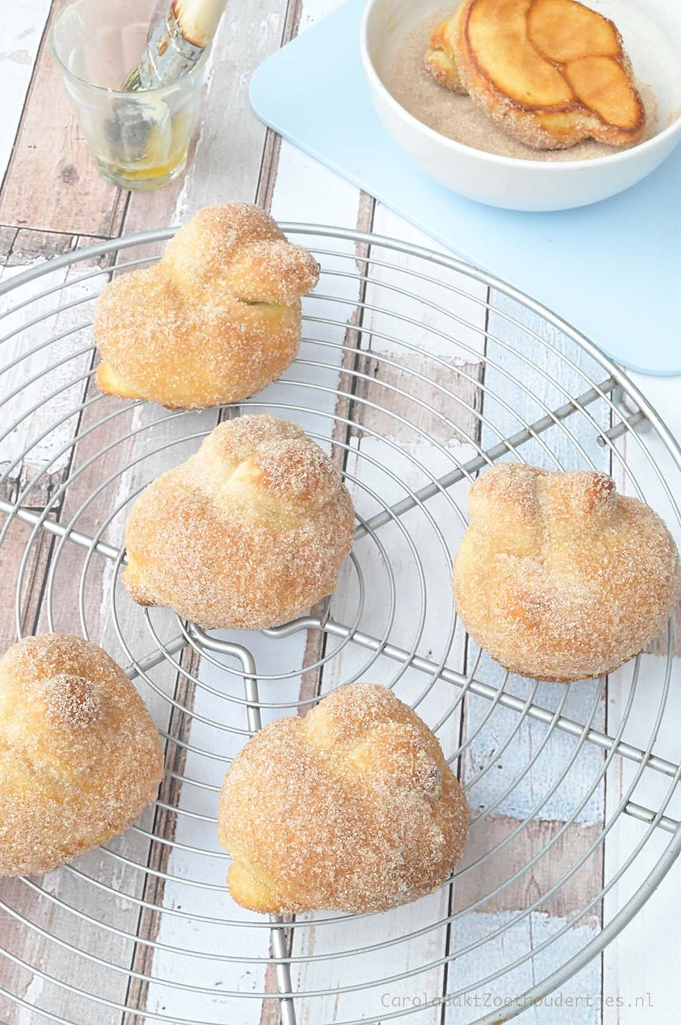 Pretzel knoop broodjes met kaneelsuiker