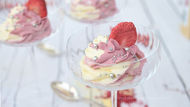 Aardbeienmousse met gevriesdroogd fruitpoeder