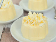Advocaat pudding met witte chocolade topping