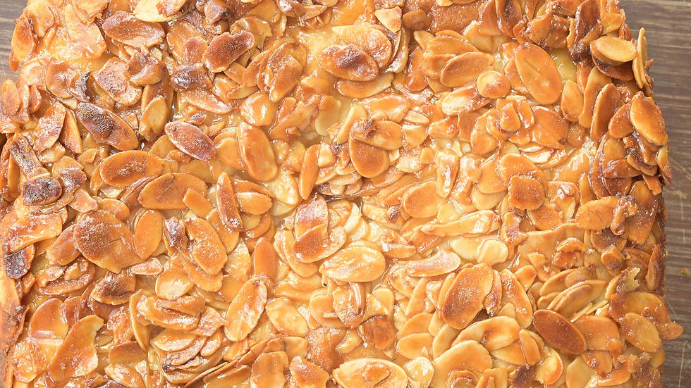 Karameliseerde amandelen bovenop taart, koekjes of brood