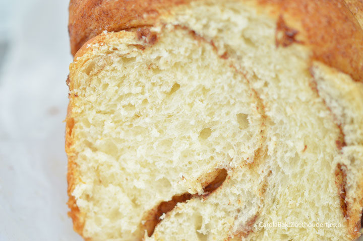 Luxe gedraaid brood met sticky kaneel en suikervulling