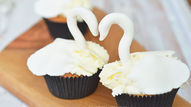 Zwanen cupcakes met slagroom en fondant