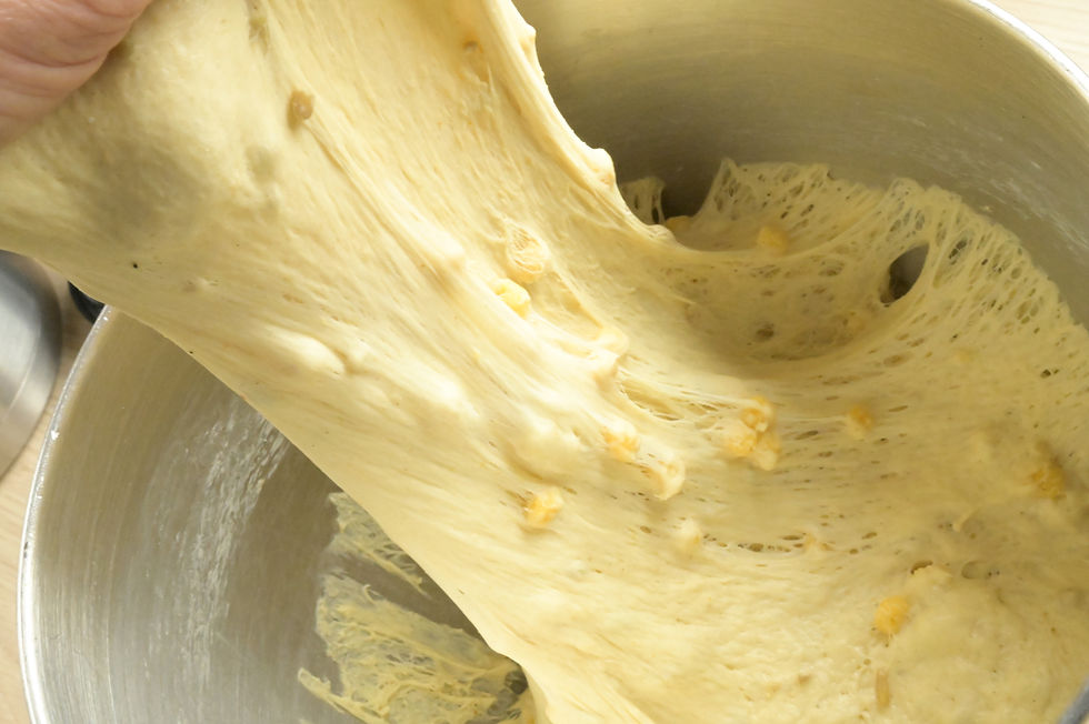 Door de gist ontstaan er gasbellen die het brood laten rijzen wat voor een heerlijke structuur zorgt