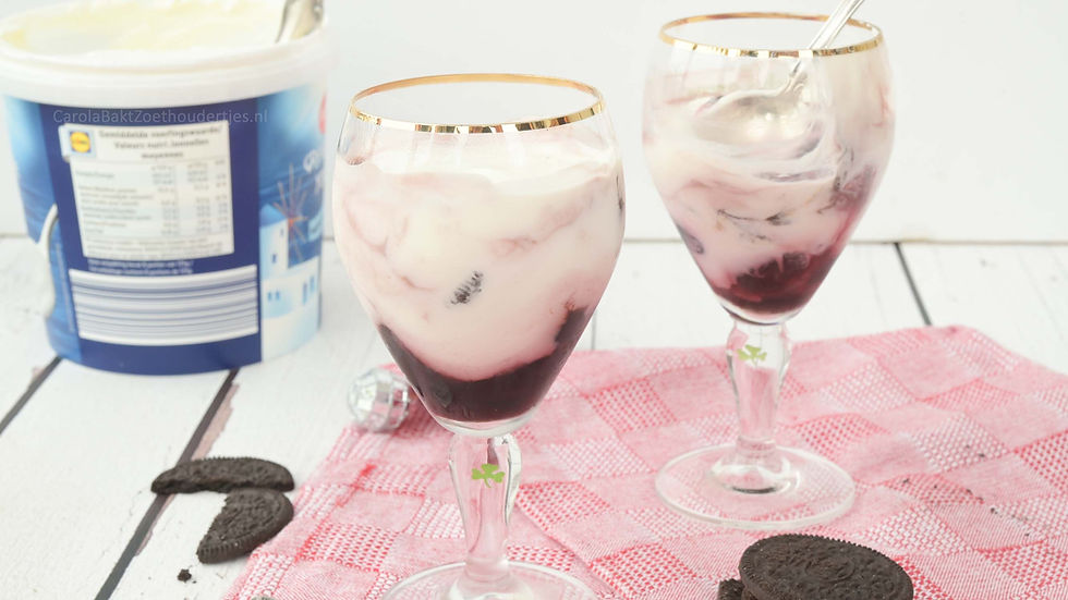 Cheesecake in een glas met Oreo en kersen in Griekse yoghurt