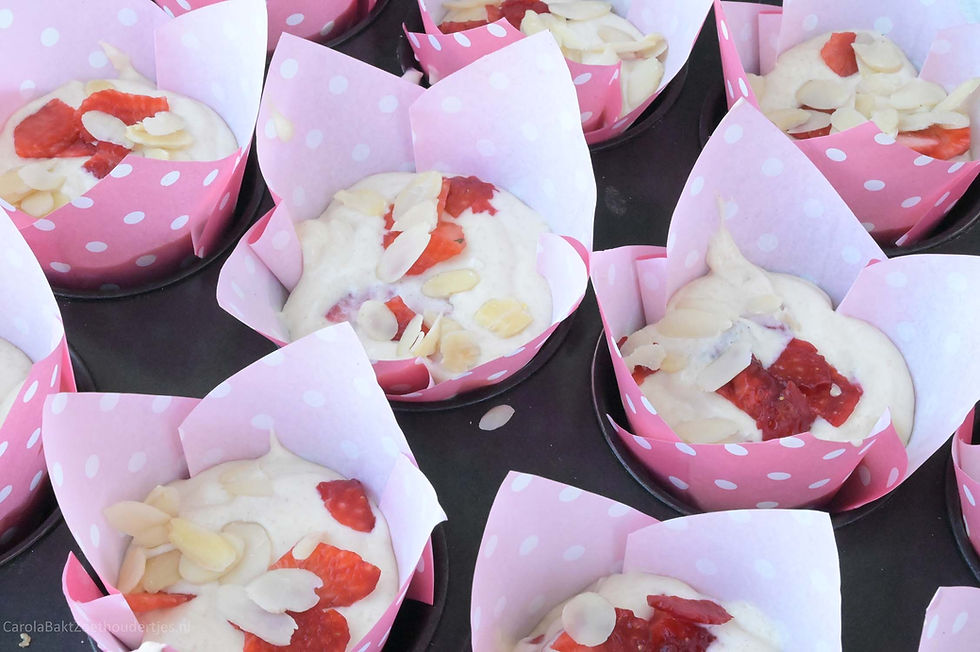Vul de bakingcups met het beslag met aardbeien
